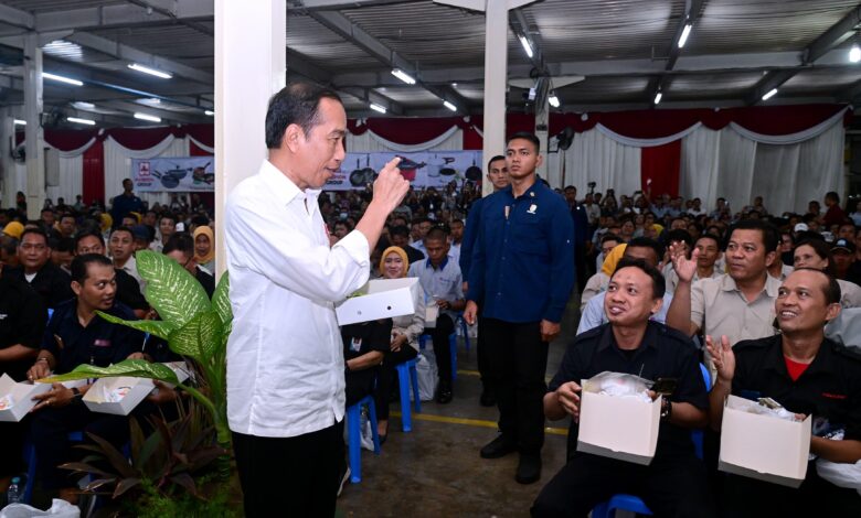 Presiden Jokowi Makan Siang Bersama dengan Karyawan di Pabrik PT Maspion Unit I, Kabupaten Sidoarjo, Provinsi Jawa Timur, pada Rabu, 27 Desember 2023.